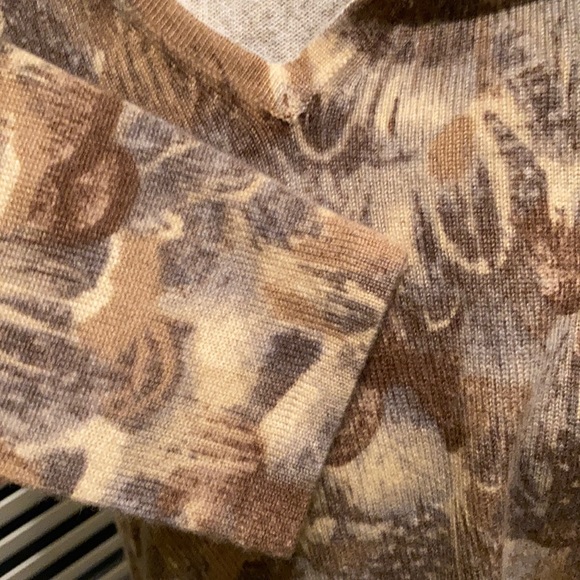 Neiman Marcus Cashmere V Neck Sweater - Picture 13 of 15